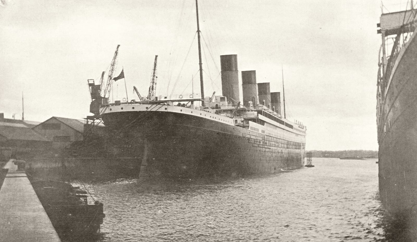 آر إم إس تيتانيك راسية في ساوثهامبتون، إنجلترا، قبيل إبحارها في 10 أبريل 1912
